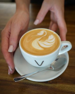 Latte, co se tvoří přímo před tebou... 💚☕ @nobrand_roastery #budnavetvi #kavarna #mirotice #coffee #vyberovakava...