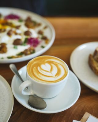 👉 Vladimír si pro vás vymyslel nový brunch. Přijď ochutnat – jen u nás, jen o víkendu. 🥑☕🍳 👉 9:30 - 12:30 #kavarna...