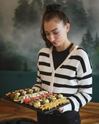 Připravili jsme pro vás krabičku plnou 10 druhů dobrot. 🍪💫 💌 Rezervace startují! Chceš ochutnat? Stav se u nás na Větvi –...