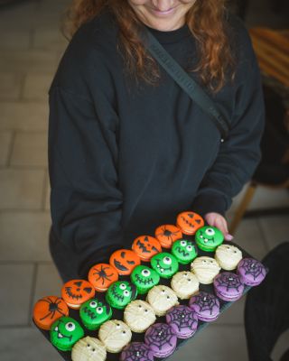 Podzim chutná nejlíp u nás.😉 Po roce je tady zas 🎃 DÝNĚ - sladká, skořicová a naprosto boží... A ty makronky? WOU! 😍...